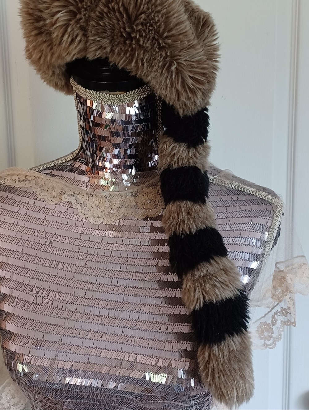 DISNEY THEME PARK DAVY CROCKETT RACCOON HAT FAUX FUR TAIL YOUTH: LG/XLG *FLAW*